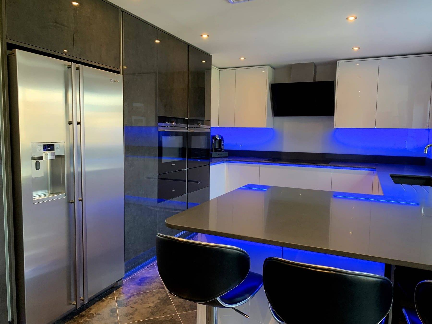 Feature Packed Contemporary Kitchen Egger Monochrome 1385 1 | Utopia Kitchens, Crowthorne